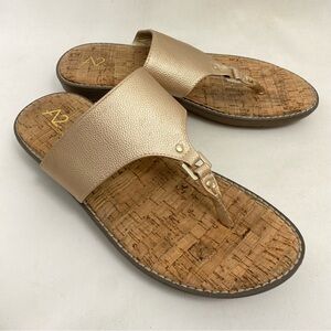 Aerosoles A2 Thong Flat Comfort Sandals 9.5 Women’s Slip On Gold Casual Shoes